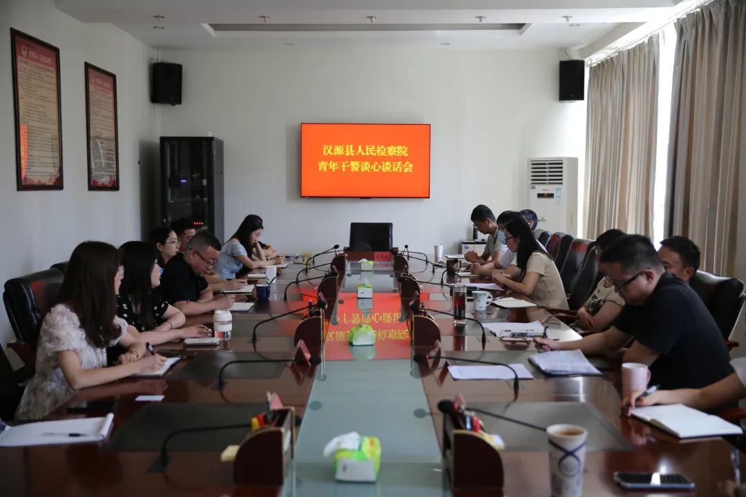 青年干警谈心谈话.JPG 图片