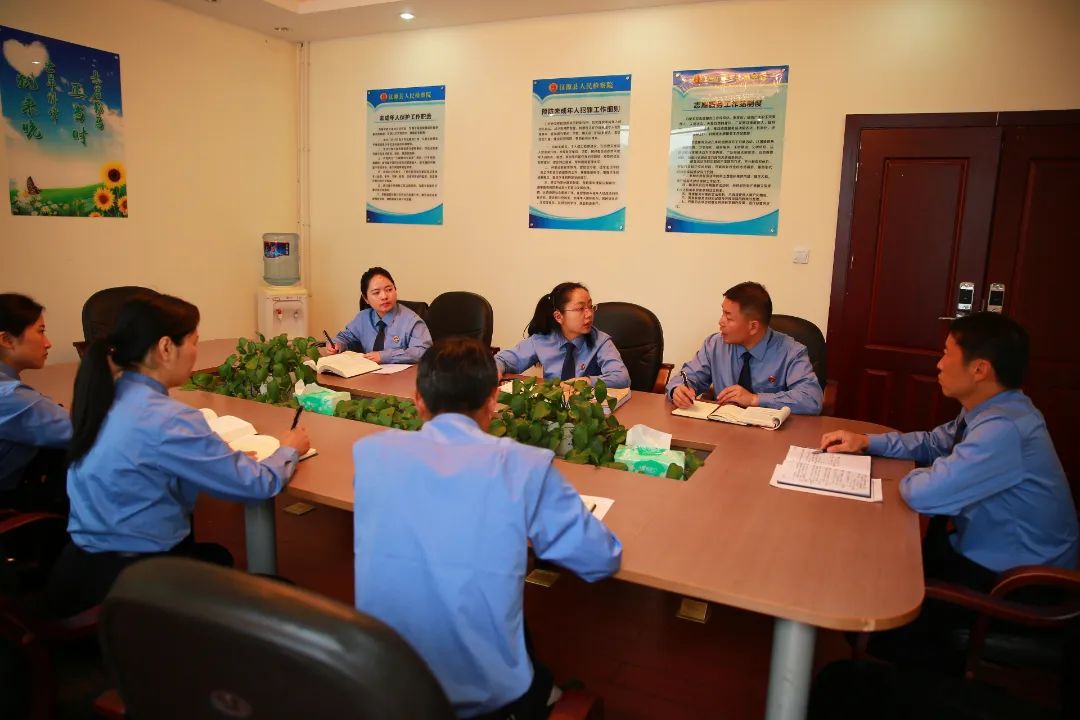 检察官联系会开展案件讨论.JPG 图片